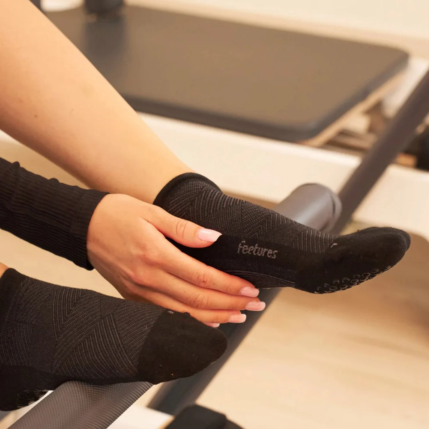 Feetures Elite Grip Max Cushion Tab Unisex Athletic Shoes Socks Balance Black - Image 4