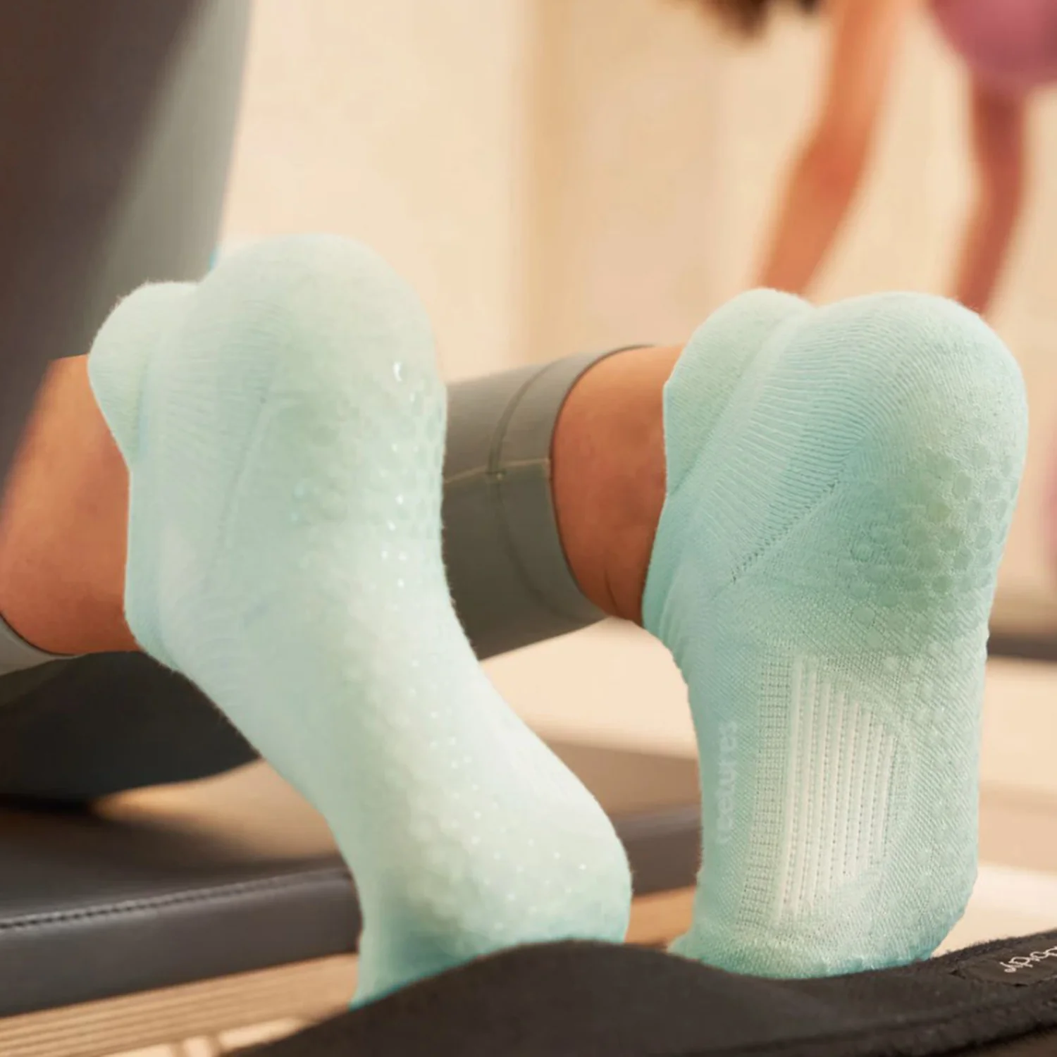 Feetures Elite Grip Max Cushion Tab Unisex Athletic Shoes Socks Grounded Green - Image 5