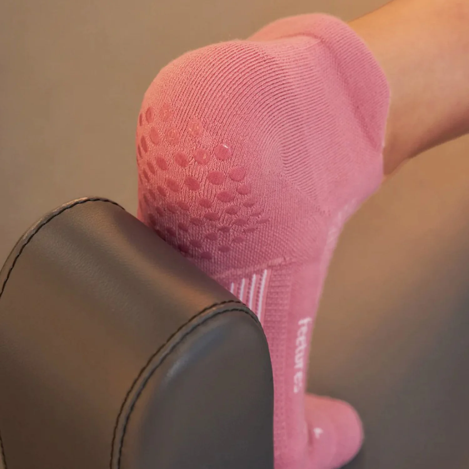 Feetures Elite Grip Max Cushion Tab Unisex Athletic Shoes Socks Posture Pink - Image 5