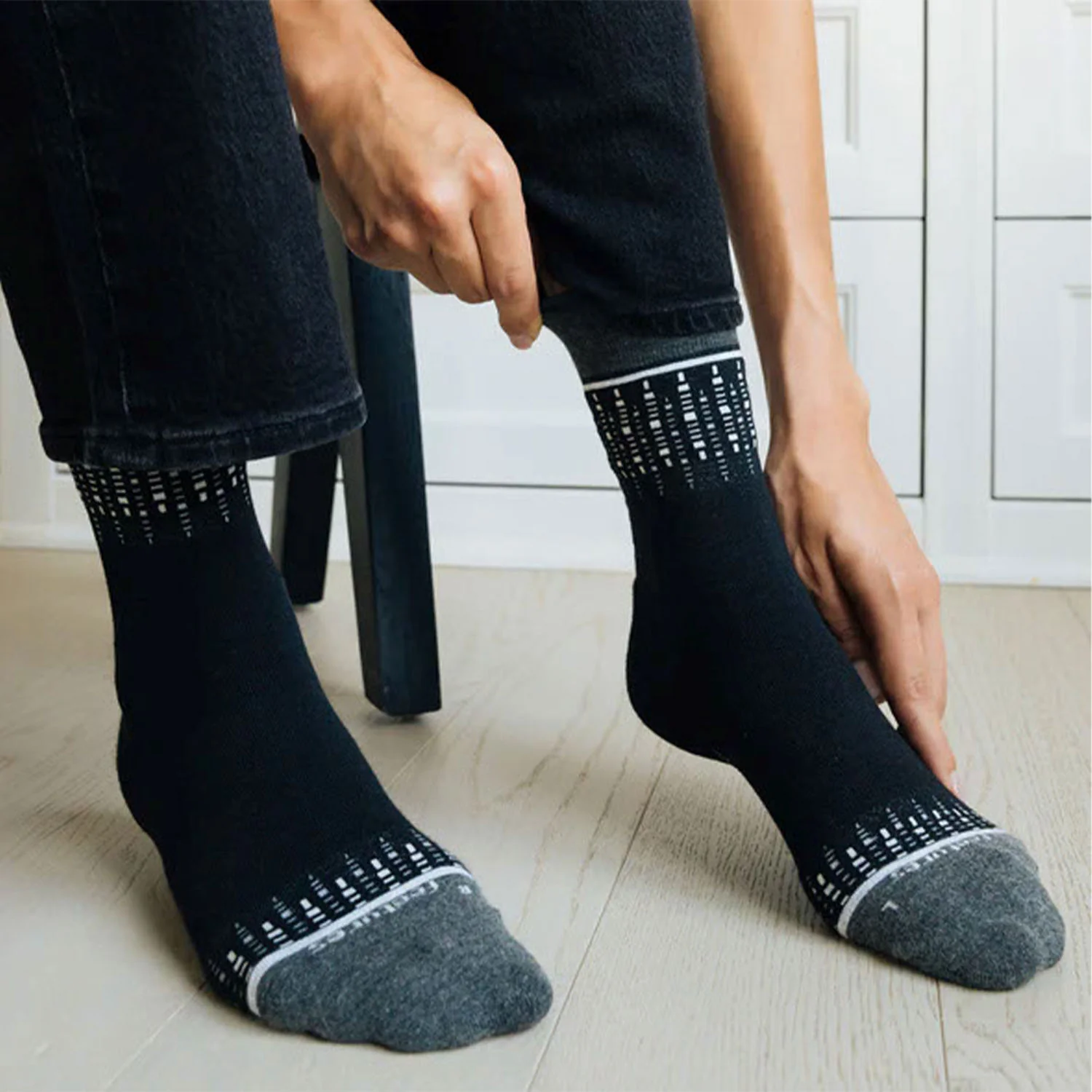 Feetures LW Max Cushion Crew Unisex Socks Twinkle Black - Image 3