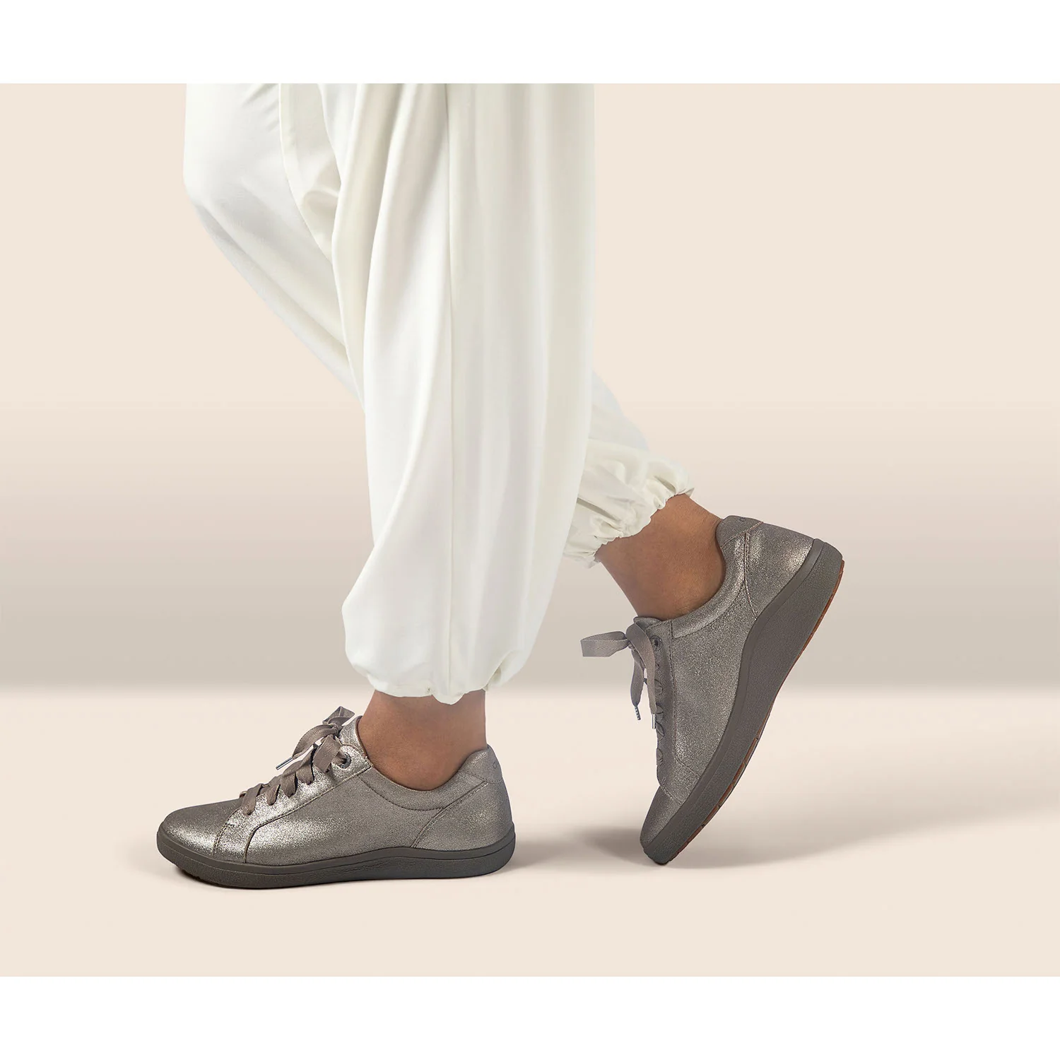 Aetrex Courtney Women's Shoes Brushed Silver Leather - Image 6