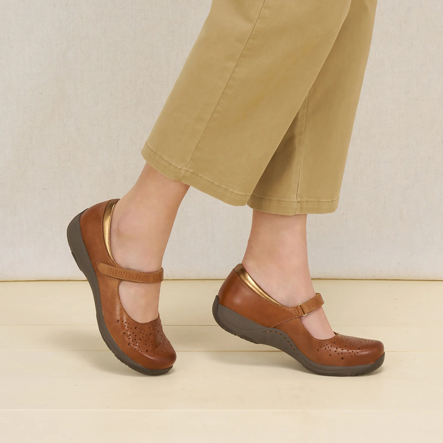 Dansko Stacy Women's Mary Jane Traditional Toffee - Image 5