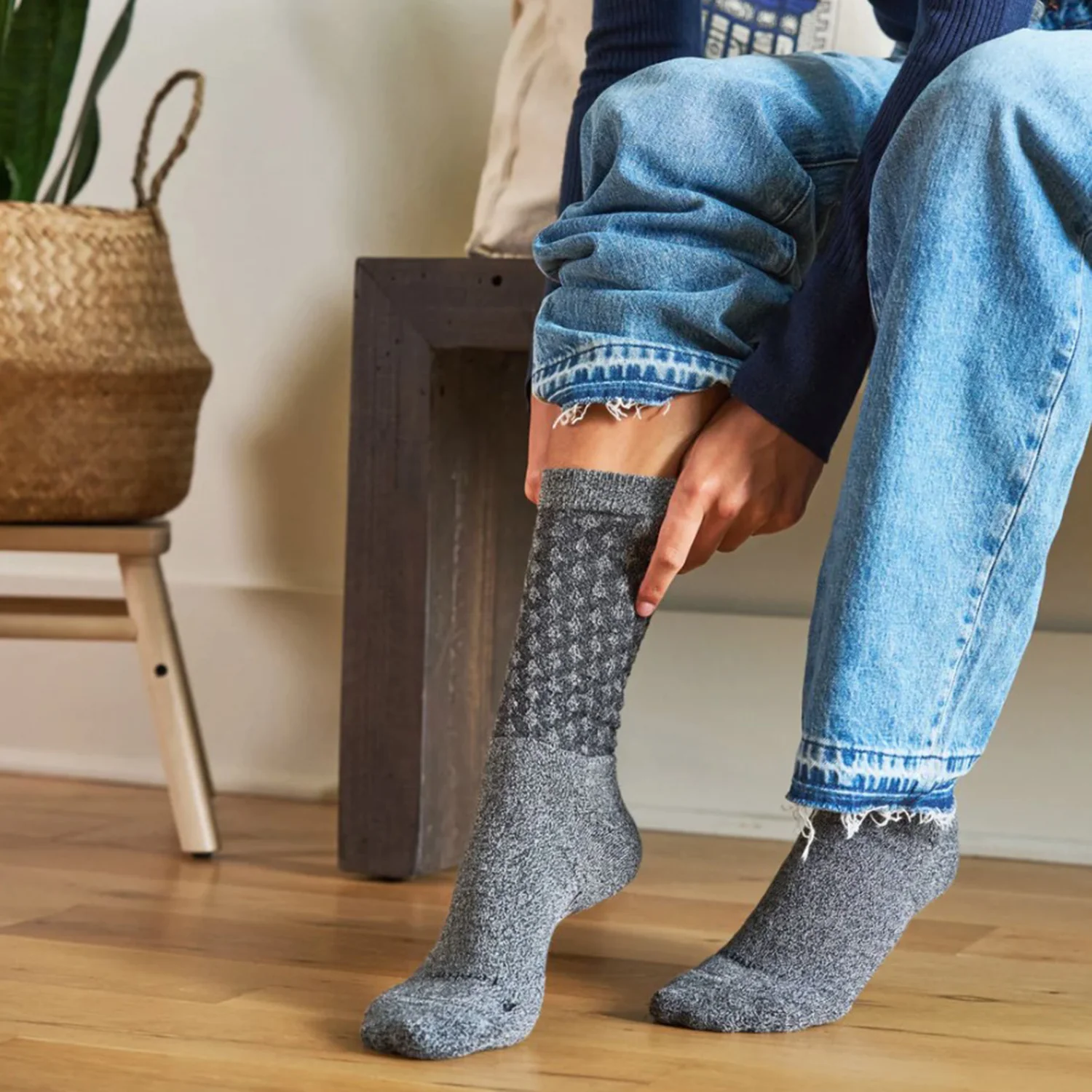 Feetures Everyday Max Cushion Crew Women's Athletic Shoes Socks Plush Grey - Image 3
