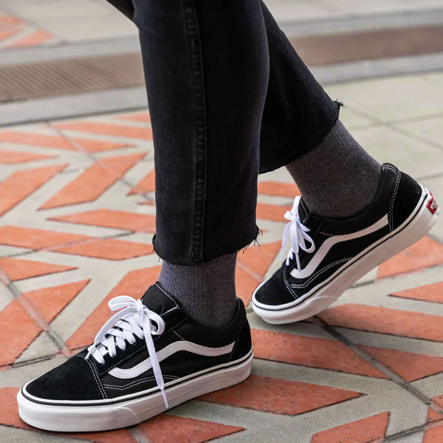 Feetures Texture Crew Women's Athletic Shoes Socks Grey - Image 3