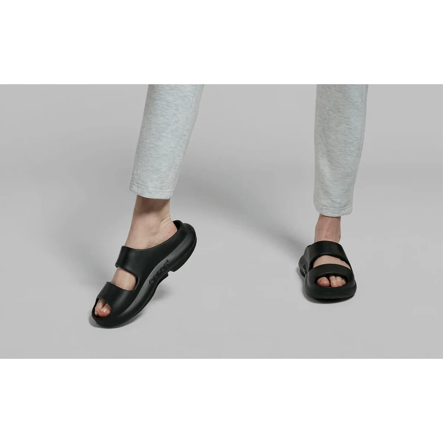 Oofos OOyea Women's Recovery Slide Sandals Black - Image 6